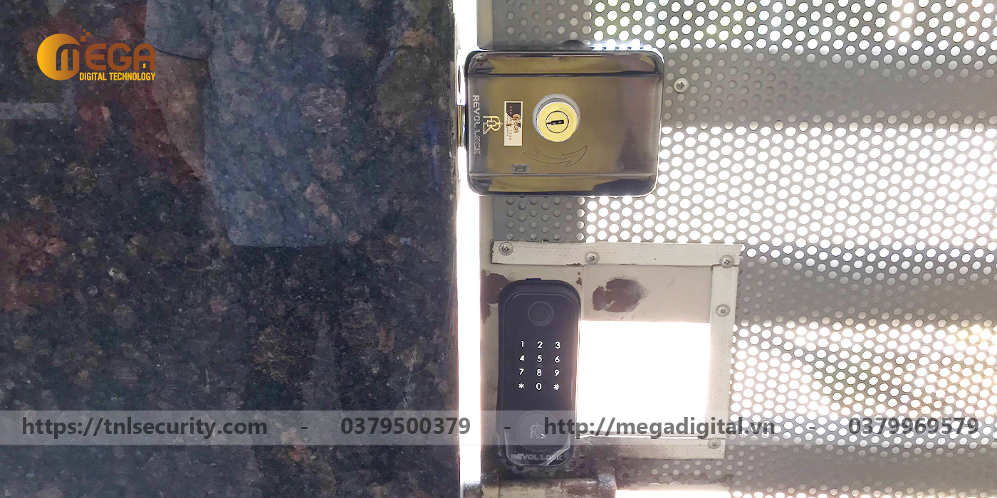 Lap-dat-khoa-pin-van-tay-mot-chieu-cho-cong-tro-tai-Binh-Duong